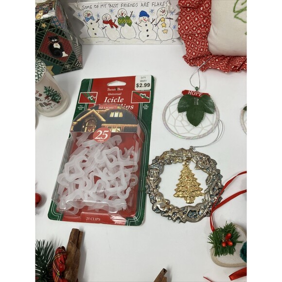 Mixed Lot of Christmas Items Candles Napkin Rings Jewelry Pillow Ornaments Bear - Picture 15 of 16
